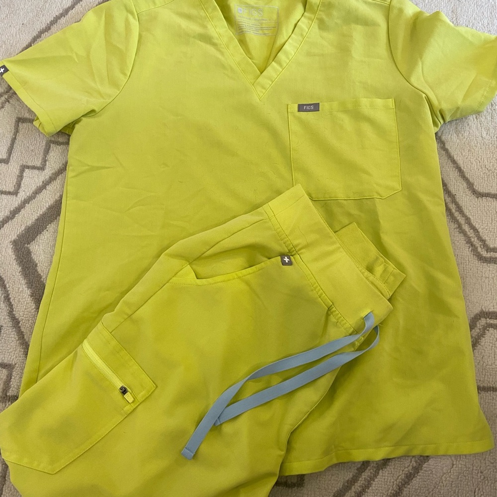 FIGS Bright Green Scrub Set